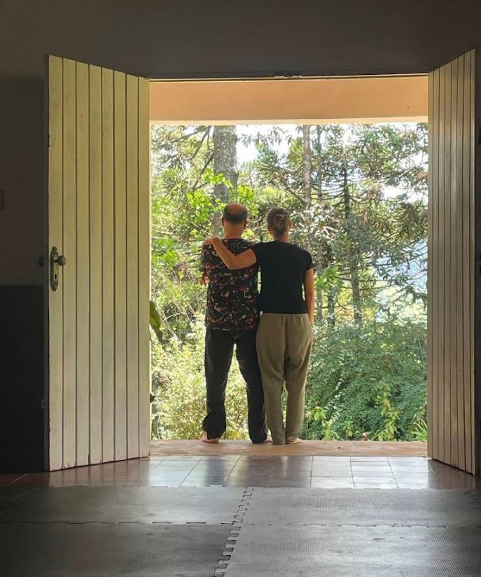 pessoas abracadas no mosteiro serra clara